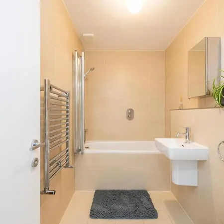 Luxury 4 Bedroom Flat With Stunning Shard View From Terrace In Central London! Next To Station, Sleeps 9 Room photo
