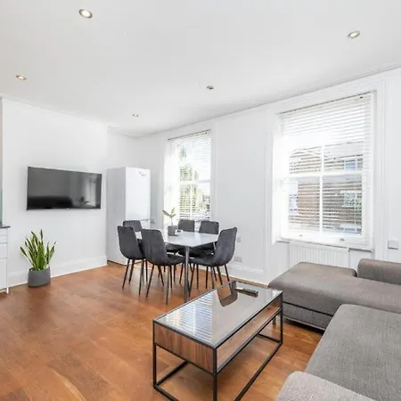 Luxury 4 Bedroom Flat With Stunning Shard View From Terrace In Central London! Next To Station, Sleeps 9 Room photo