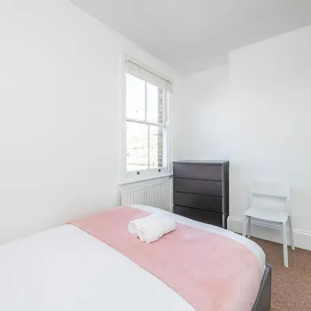 Luxury 4 Bedroom Flat With Stunning Shard View From Terrace In Central London! Next To Station, Sleeps 9 Room photo