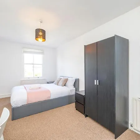 Luxury 4 Bedroom Flat With Stunning Shard View From Terrace In Central London! Next To Station, Sleeps 9 Room photo