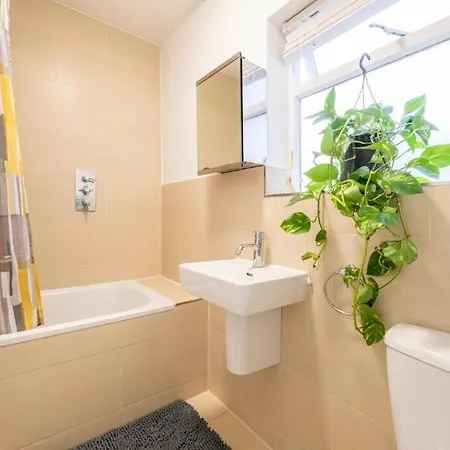 Luxury 4 Bedroom Flat With Stunning Shard View From Terrace In Central London! Next To Station, Sleeps 9 Room photo