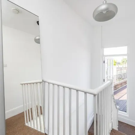 Luxury 4 Bedroom Flat With Stunning Shard View From Terrace In Central London! Next To Station, Sleeps 9 Room photo