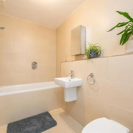 Luxury 4 Bedroom Flat With Stunning Shard View From Terrace In Central London! Next To Station, Sleeps 9 Room photo
