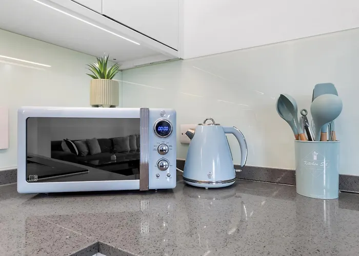 Luxury 4 Bedroom Flat With Stunning Shard View From Terrace In Central London! Next To Station, Sleeps 9