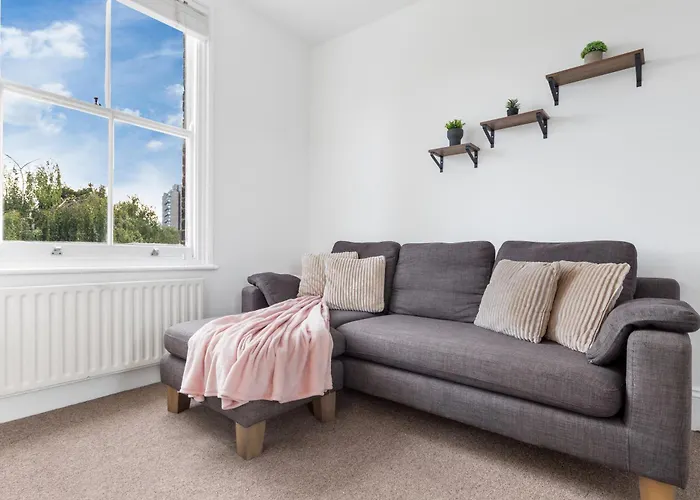Luxury 4 Bedroom Flat With Stunning Shard View From Terrace In Central London! Next To Station, Sleeps 9