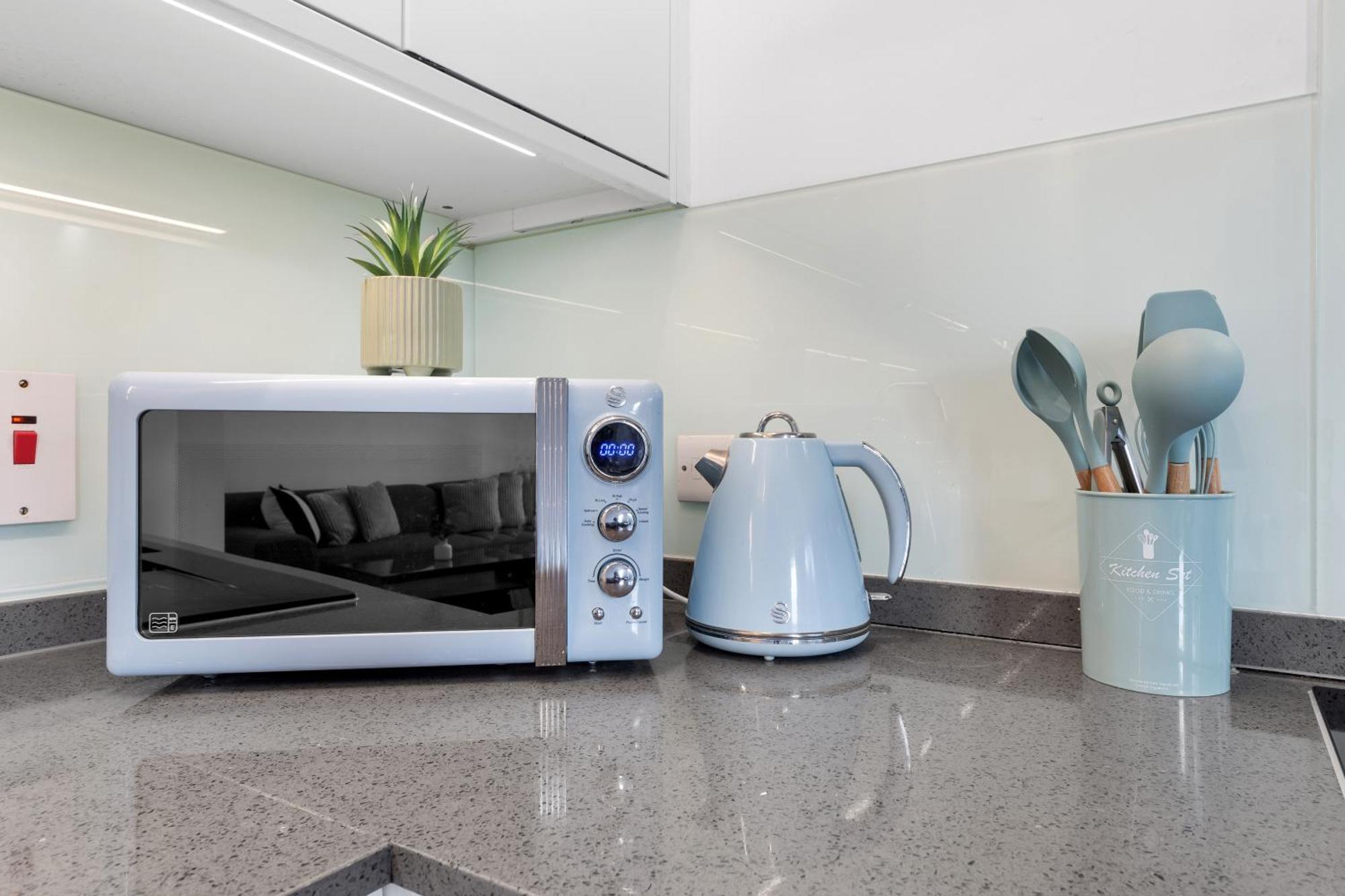 Luxury 4 Bedroom Flat With Stunning Shard View From Terrace In London! Next To Station, Sleeps 9 * Londen