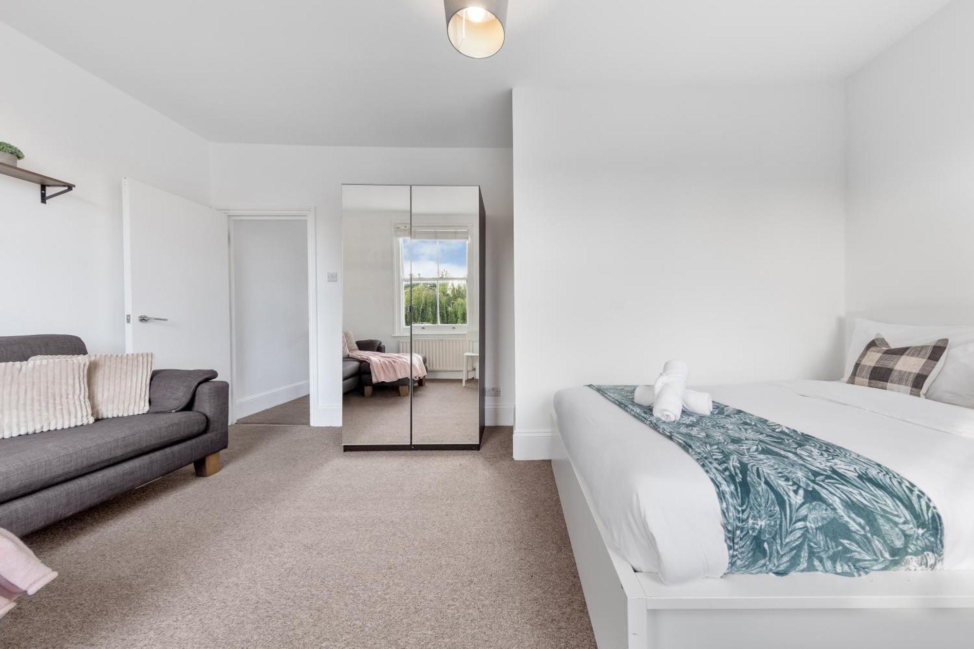 Appartement Luxury 4 Bedroom Flat With Stunning Shard View From Terrace In London! Next To Station, Sleeps 9 Londen