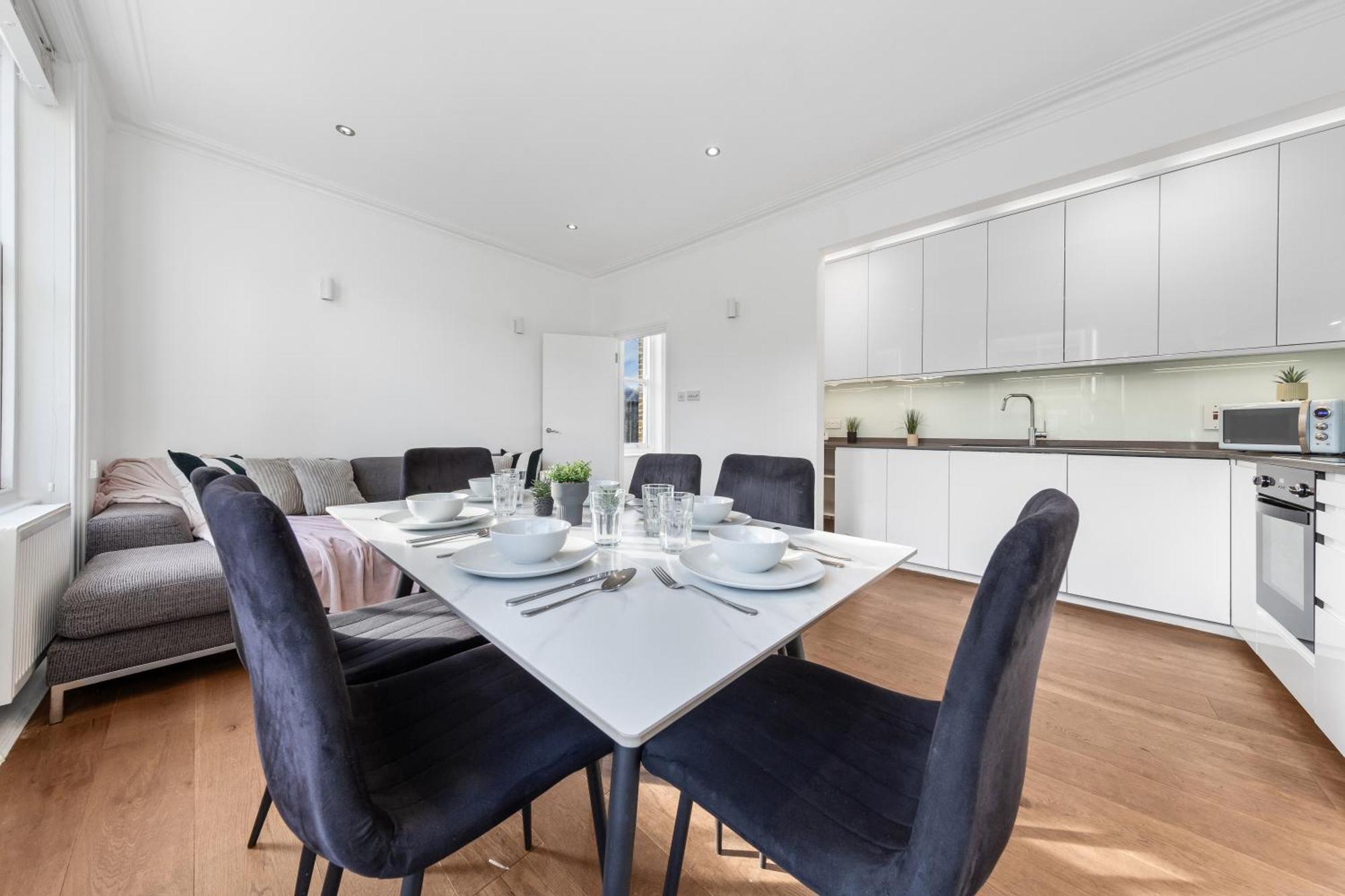 Luxury 4 Bedroom Flat With Stunning Shard View From Terrace In London! Next To Station, Sleeps 9 Londen