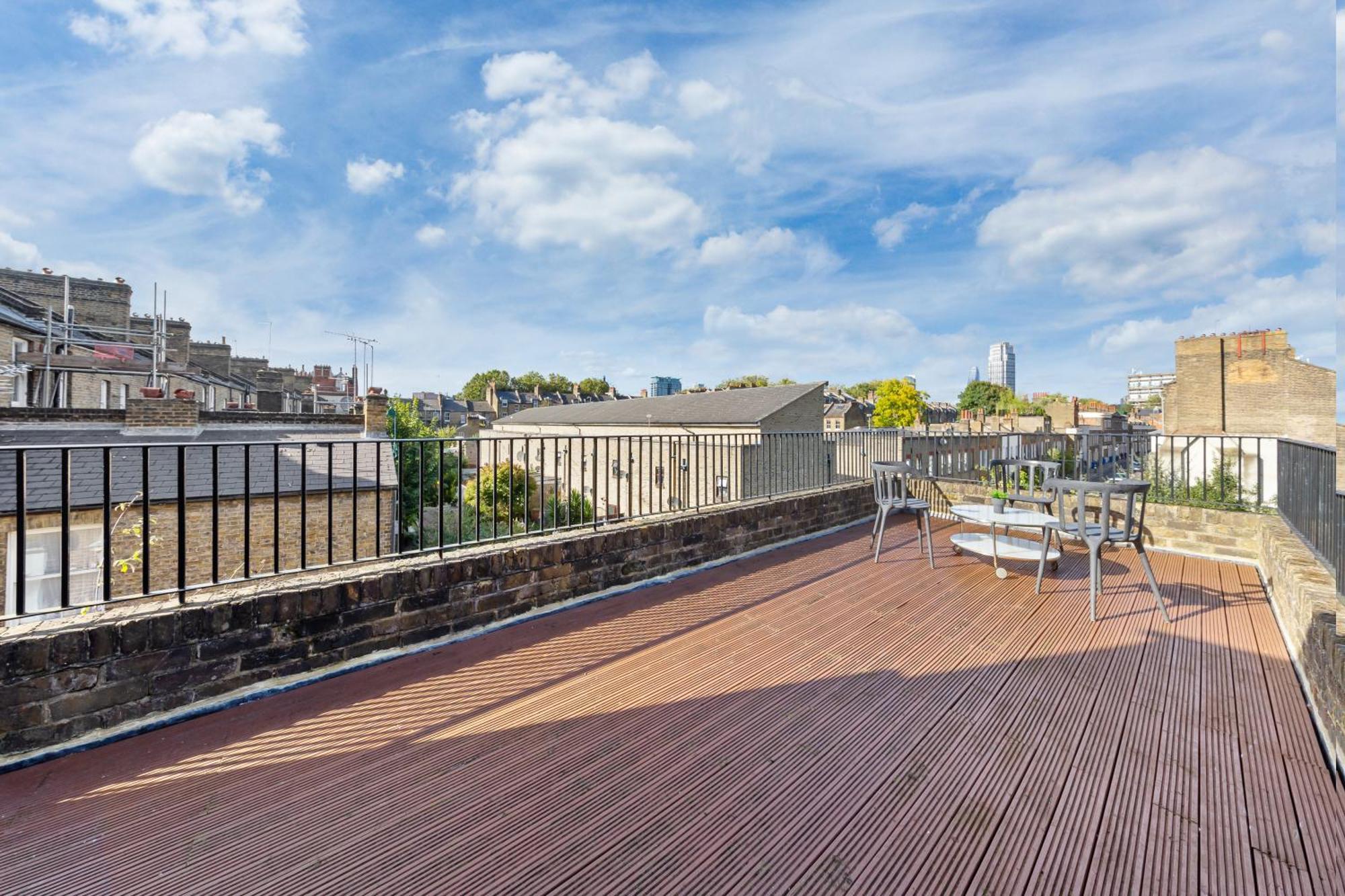 Luxury 4 Bedroom Flat With Stunning Shard View From Terrace In London! Next To Station, Sleeps 9 Appartement