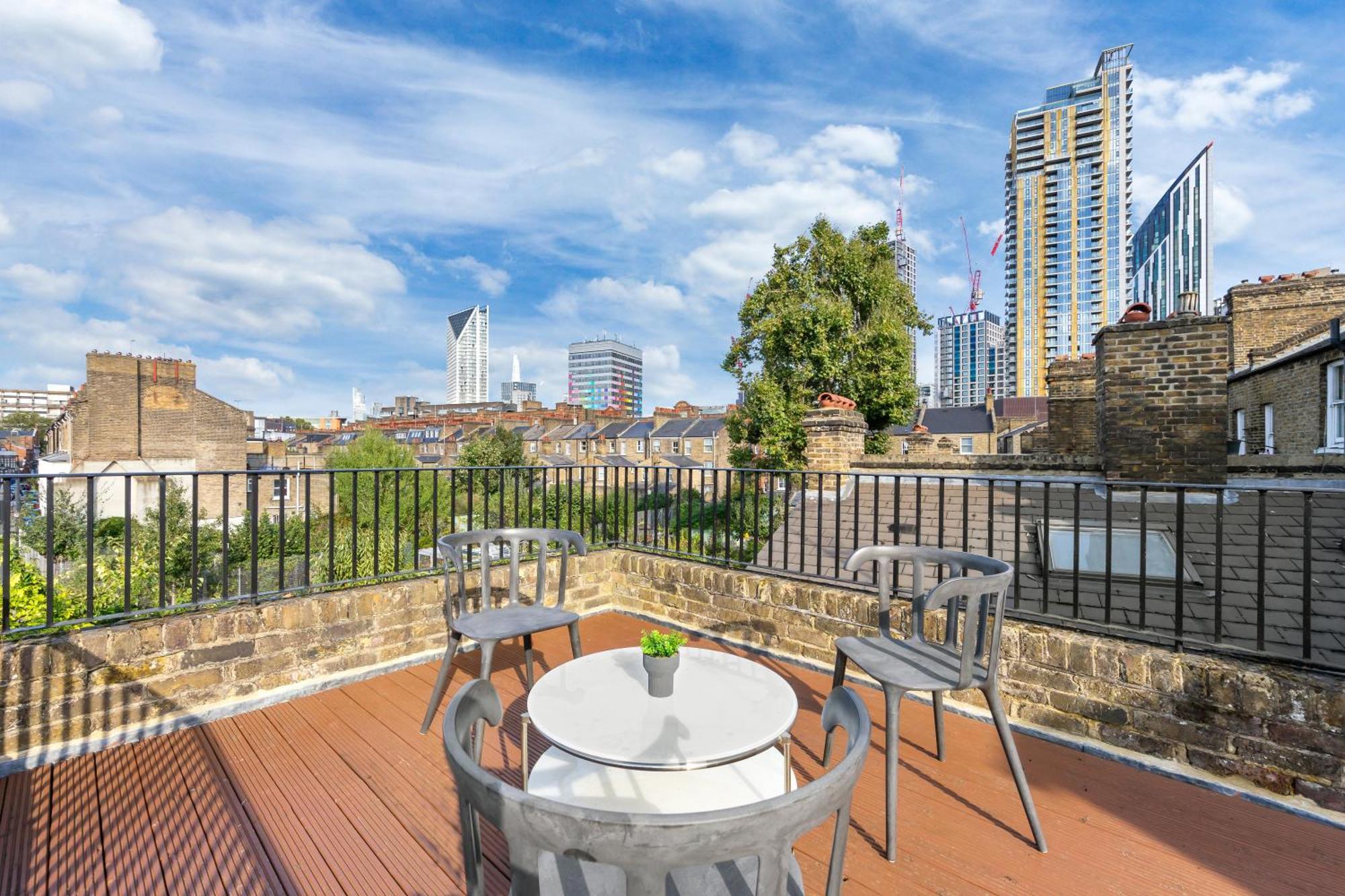 Luxury 4 Bedroom Flat With Stunning Shard View From Terrace In London! Next To Station, Sleeps 9 Appartement Londen
