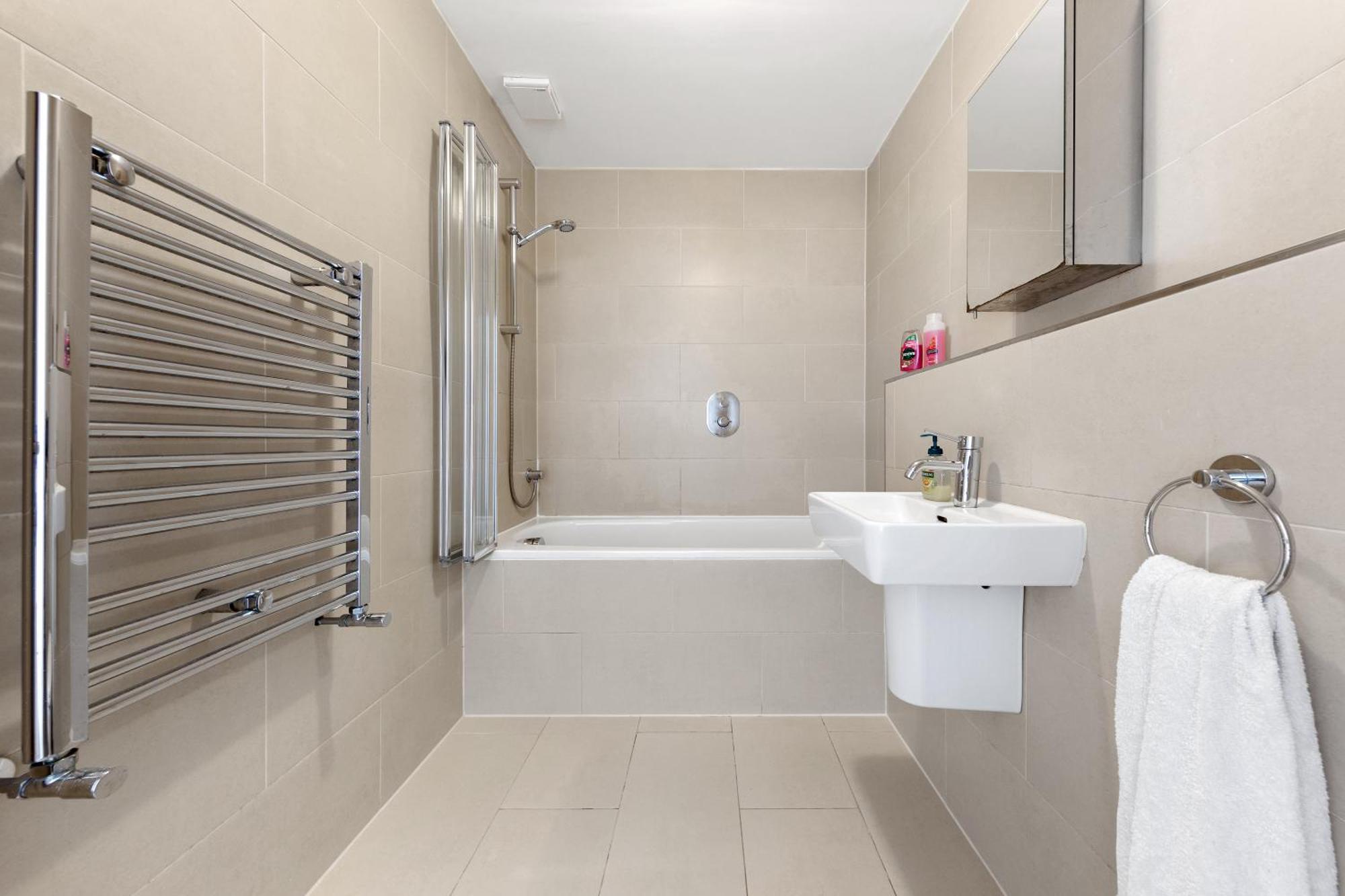 Appartement Luxury 4 Bedroom Flat With Stunning Shard View From Terrace In London! Next To Station, Sleeps 9 Londen