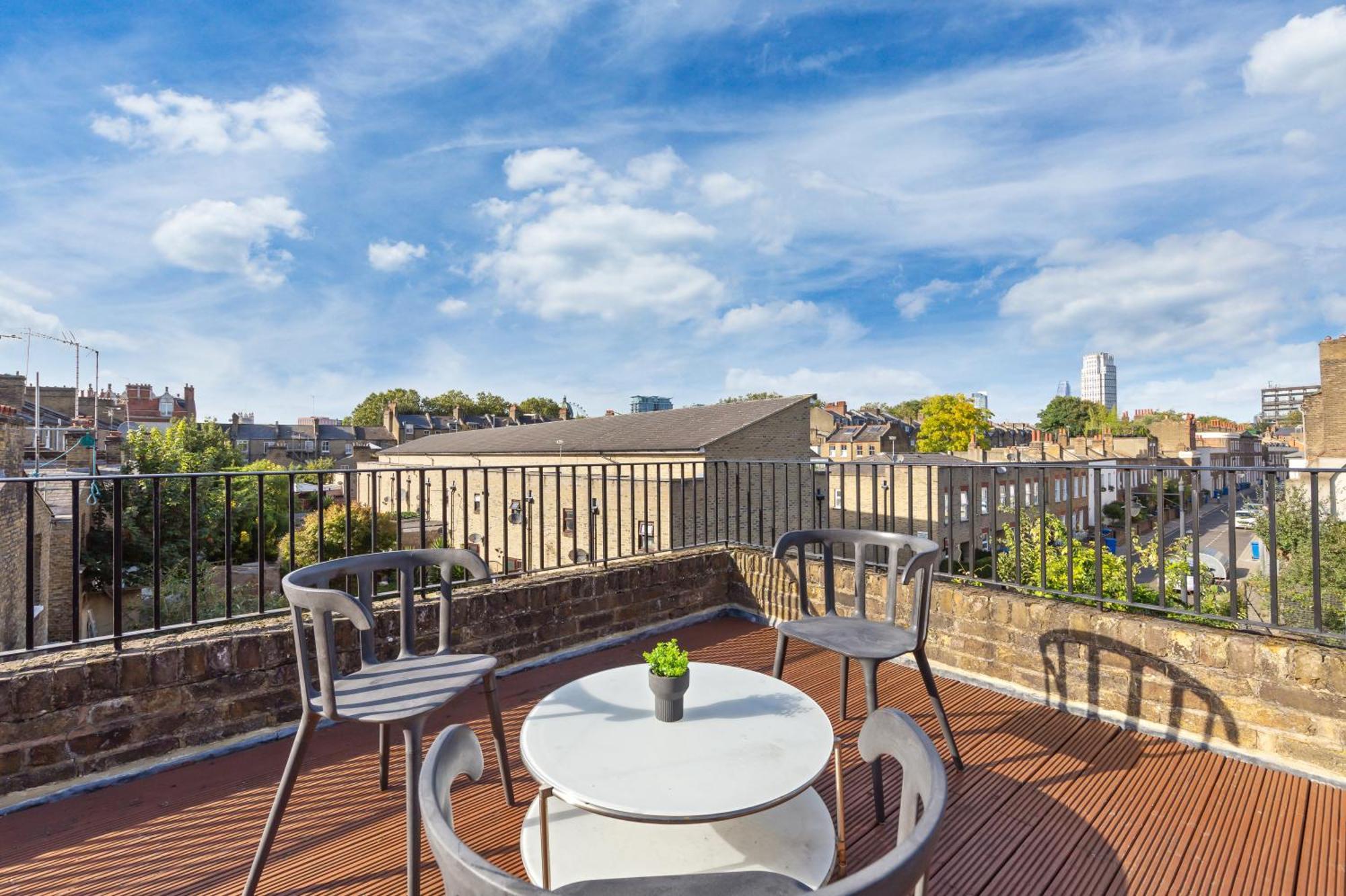 Luxury 4 Bedroom Flat With Stunning Shard View From Terrace In London! Next To Station, Sleeps 9 Londen
