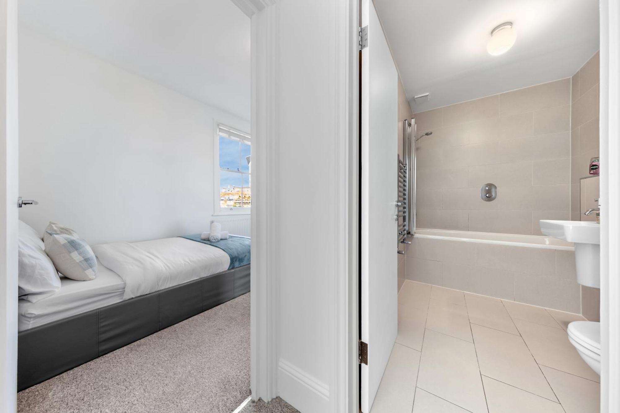 Luxury 4 Bedroom Flat With Stunning Shard View From Terrace In London! Next To Station, Sleeps 9 Appartement Londen