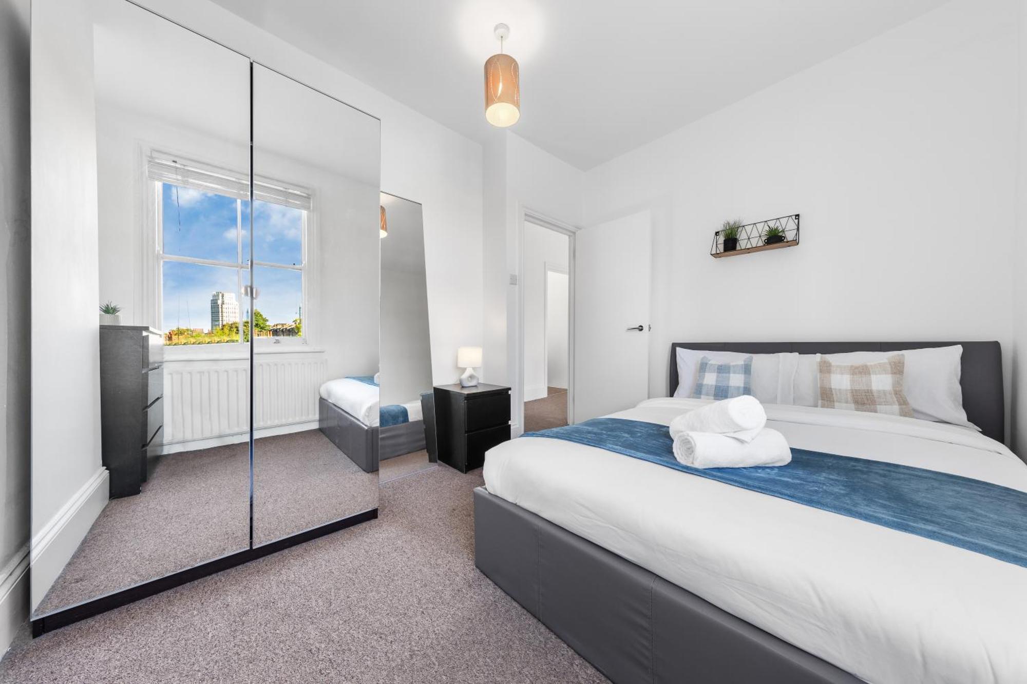 Appartement Luxury 4 Bedroom Flat With Stunning Shard View From Terrace In London! Next To Station, Sleeps 9 Londen