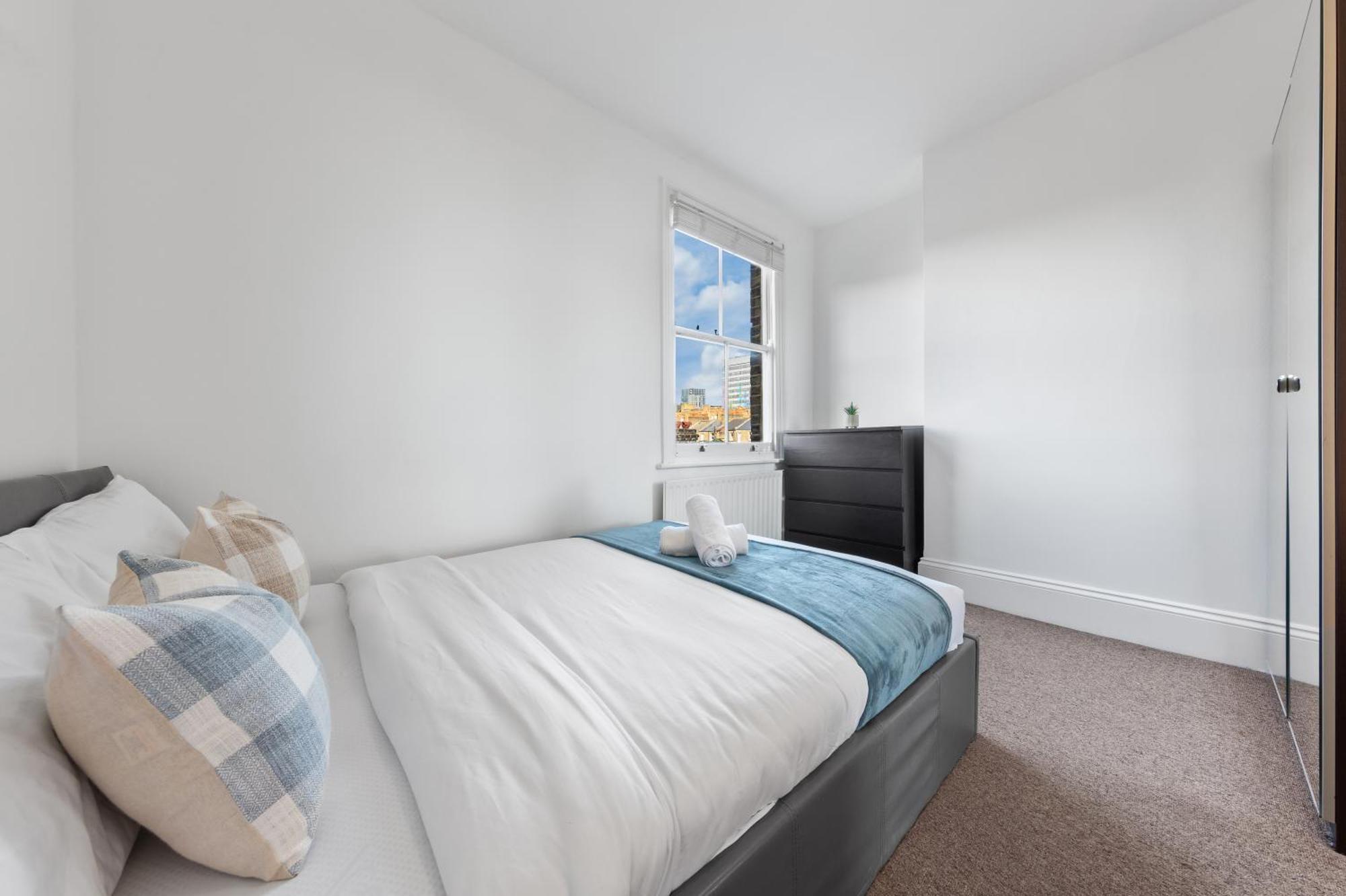 Luxury 4 Bedroom Flat With Stunning Shard View From Terrace In London! Next To Station, Sleeps 9 Londen