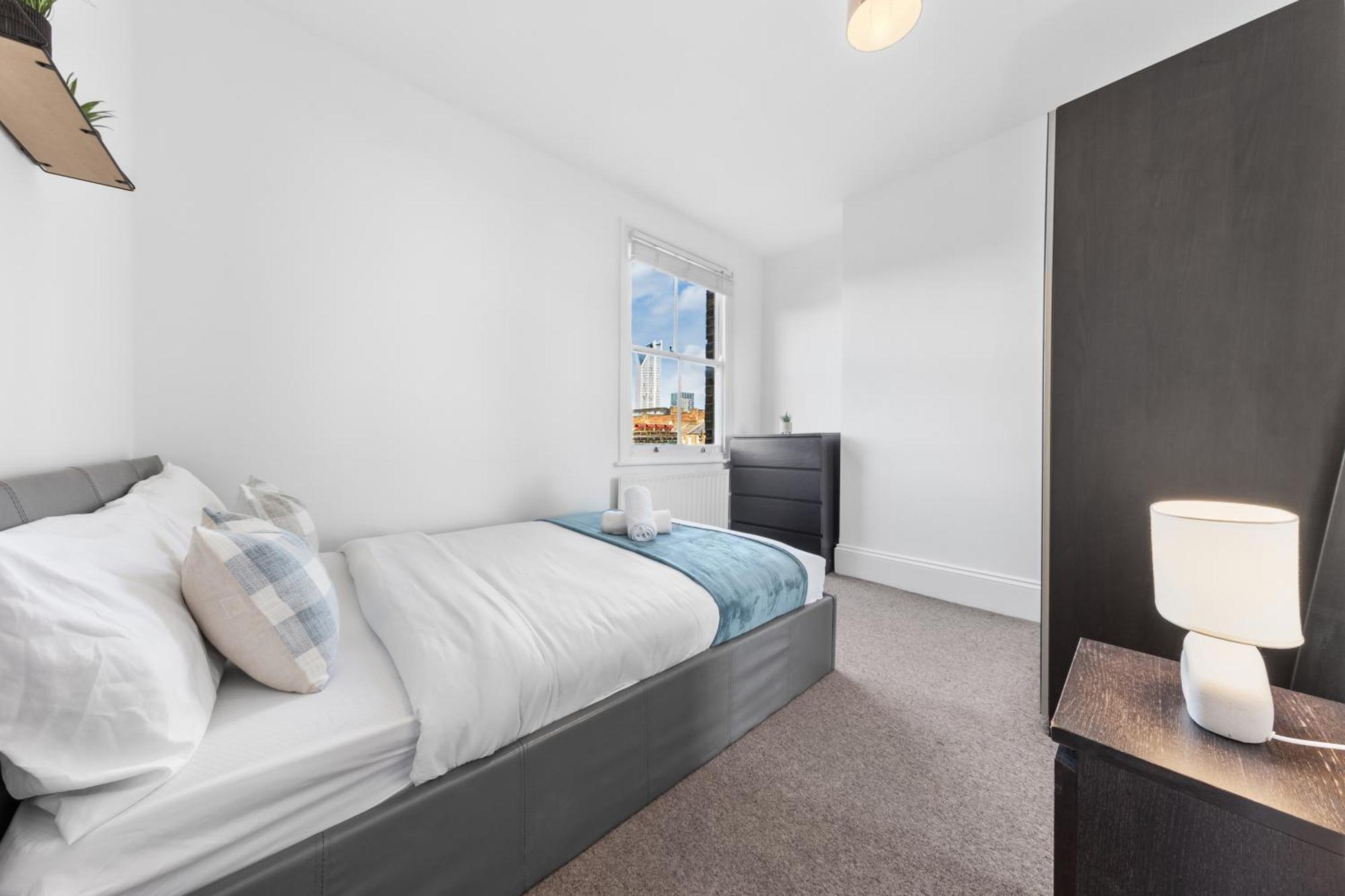 Appartement Luxury 4 Bedroom Flat With Stunning Shard View From Terrace In London! Next To Station, Sleeps 9 Londen