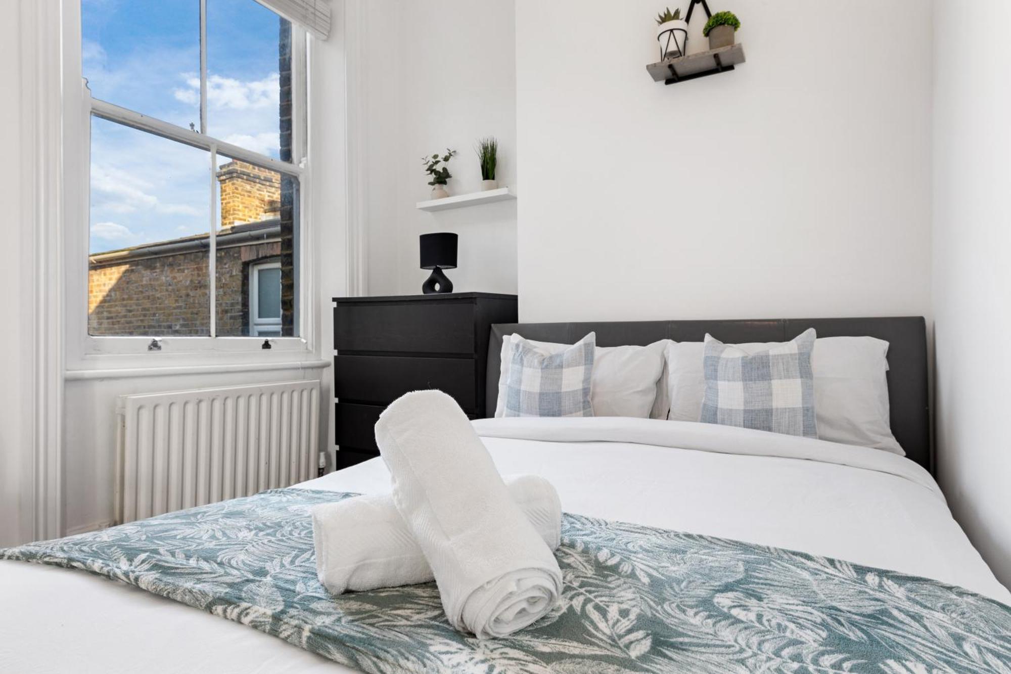 Appartement Luxury 4 Bedroom Flat With Stunning Shard View From Terrace In London! Next To Station, Sleeps 9 Londen