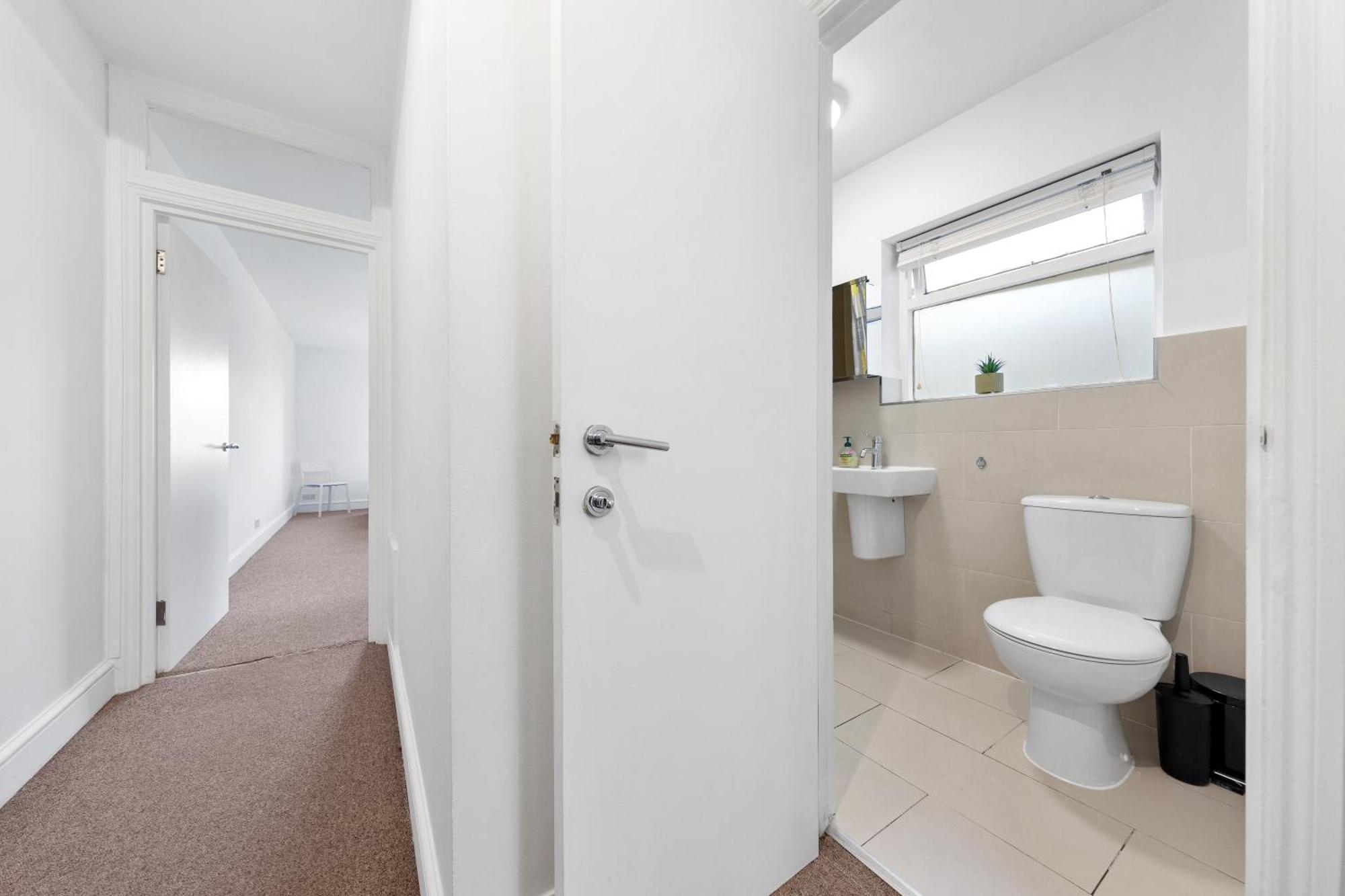 Luxury 4 Bedroom Flat With Stunning Shard View From Terrace In London! Next To Station, Sleeps 9 Appartement Londen