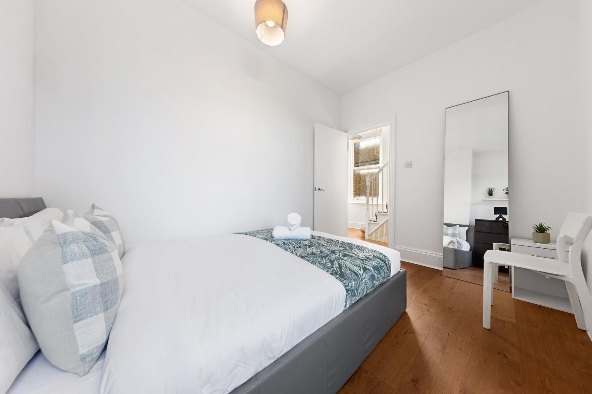 Appartement Luxury 4 Bedroom Flat With Stunning Shard View From Terrace In London! Next To Station, Sleeps 9 Londen