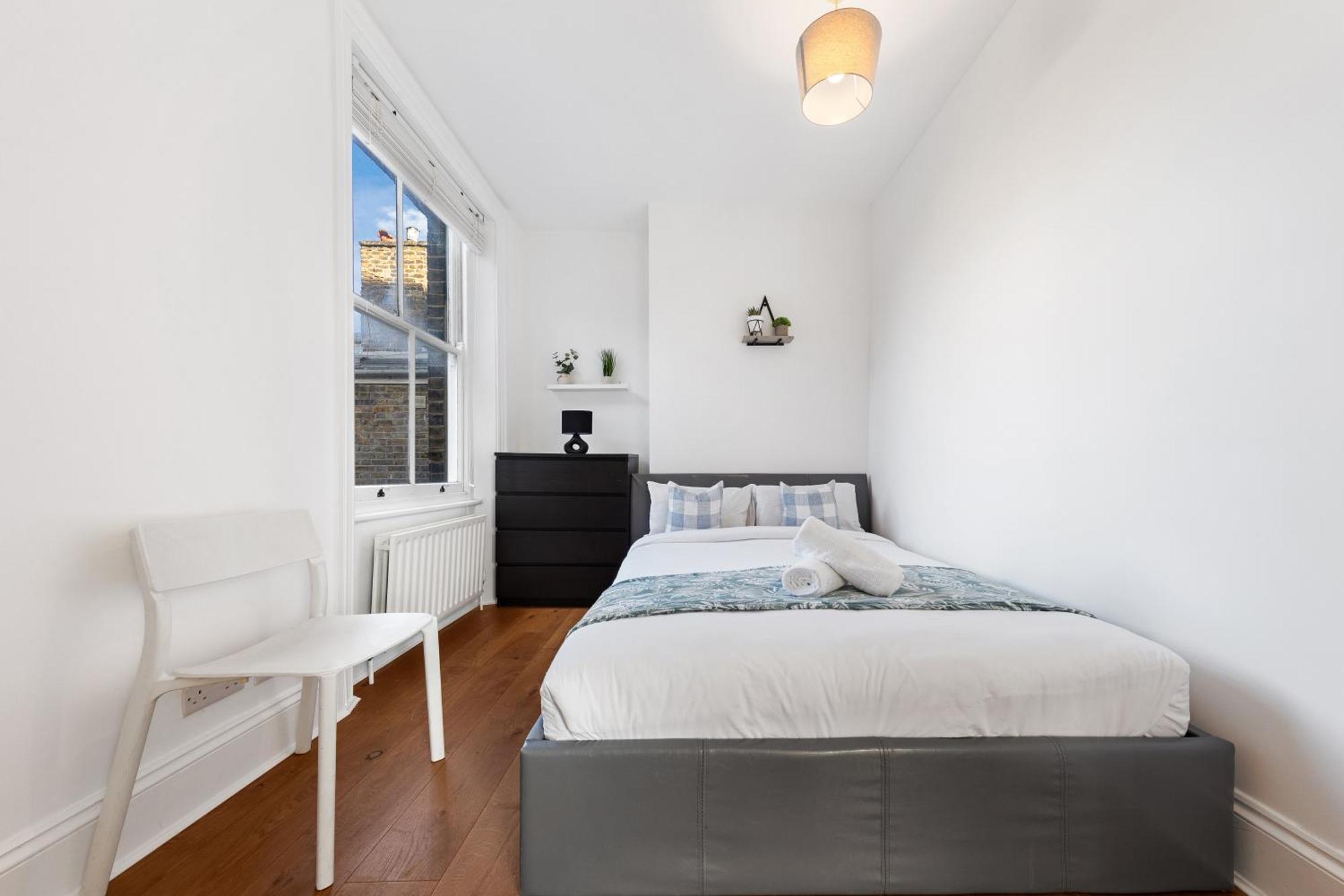 Luxury 4 Bedroom Flat With Stunning Shard View From Terrace In London! Next To Station, Sleeps 9 Londen