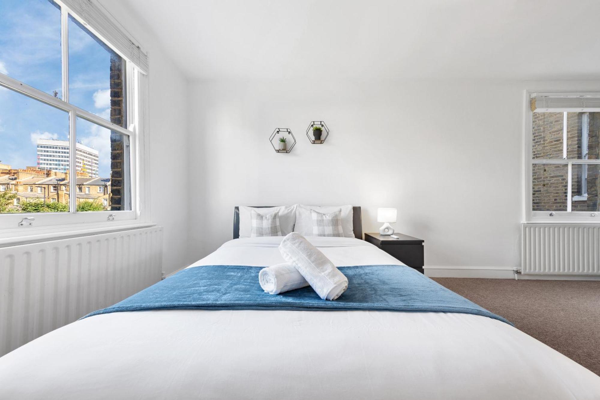Appartement Luxury 4 Bedroom Flat With Stunning Shard View From Terrace In London! Next To Station, Sleeps 9 Londen
