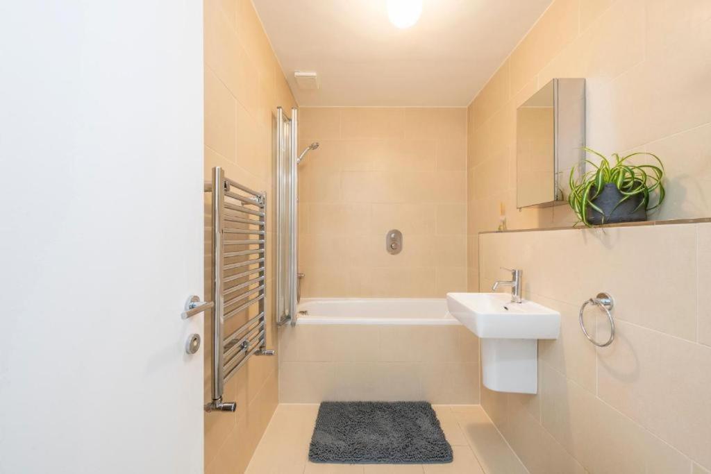 Appartement Luxury 4 Bedroom Flat With Stunning Shard View From Terrace In London! Next To Station, Sleeps 9 Londen