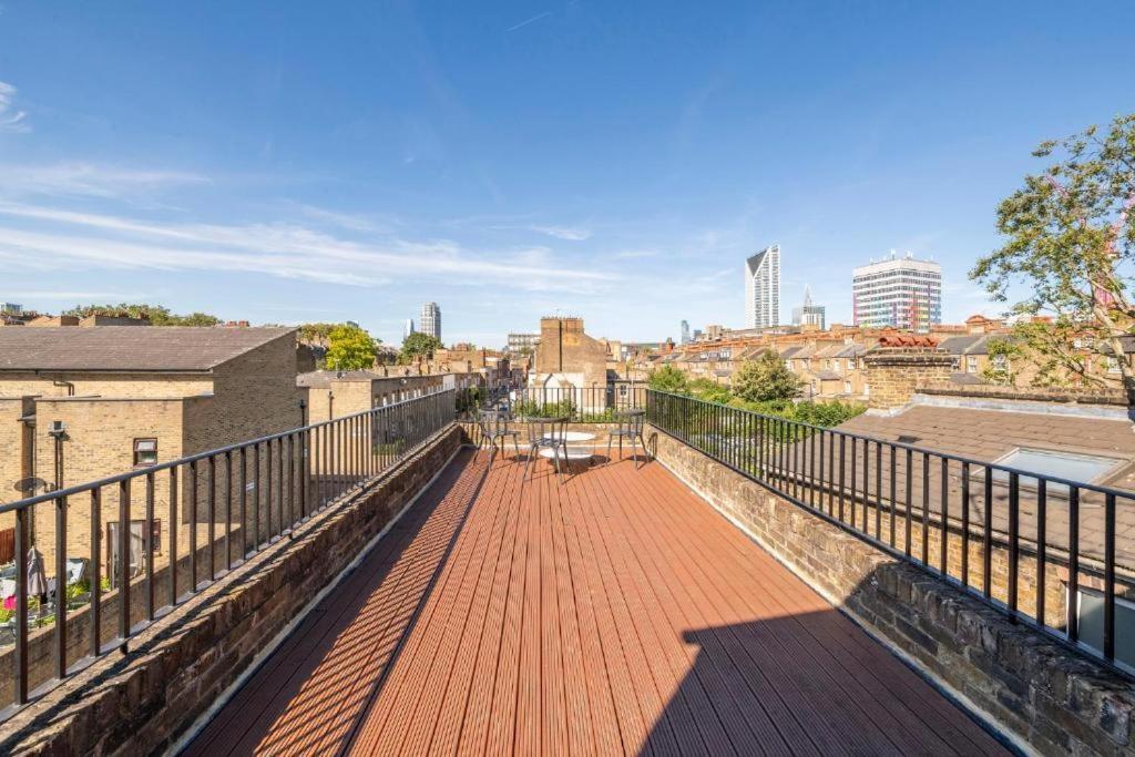 Luxury 4 Bedroom Flat With Stunning Shard View From Terrace In London! Next To Station, Sleeps 9 Appartement