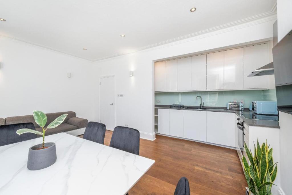 Luxury 4 Bedroom Flat With Stunning Shard View From Terrace In London! Next To Station, Sleeps 9 Appartement Londen
