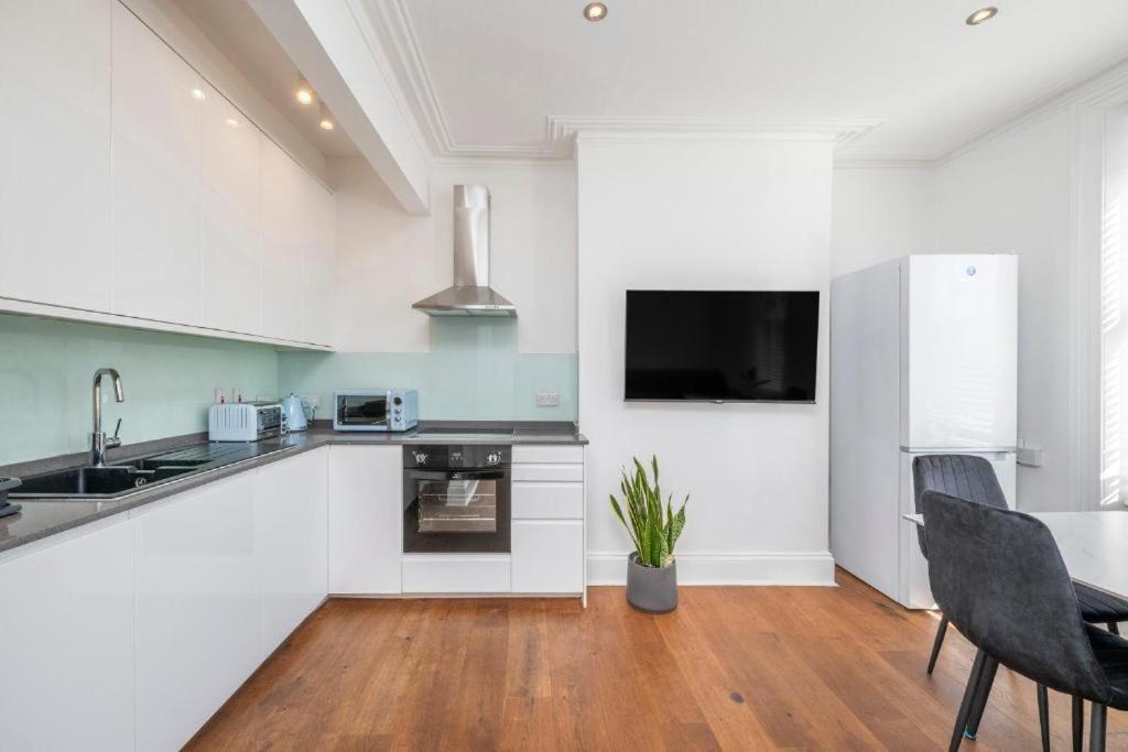 Appartement Luxury 4 Bedroom Flat With Stunning Shard View From Terrace In London! Next To Station, Sleeps 9
