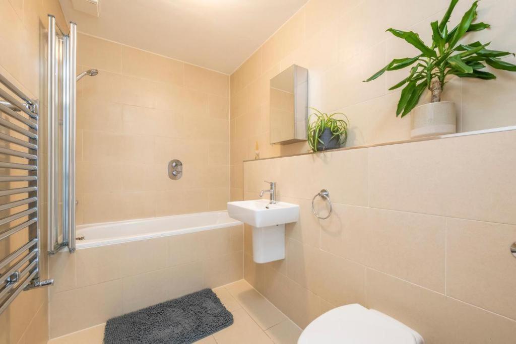 Appartement Luxury 4 Bedroom Flat With Stunning Shard View From Terrace In London! Next To Station, Sleeps 9 Londen