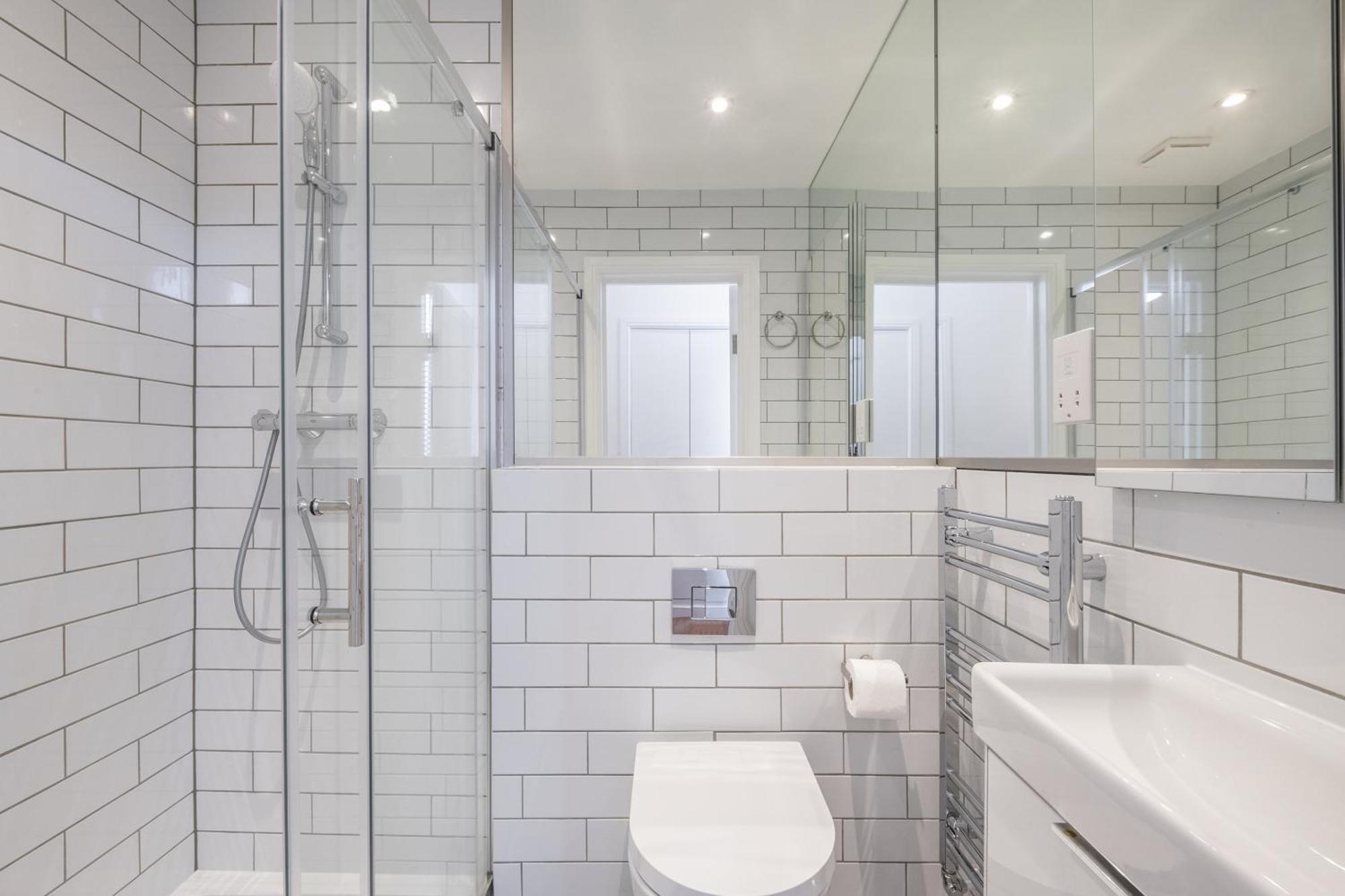 Luxury 4 Bedroom Flat With Stunning Shard View From Terrace In London! Next To Station, Sleeps 9 Appartement Londen