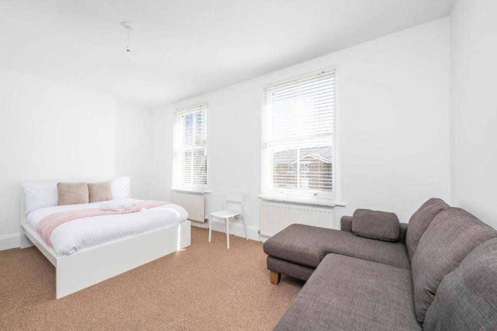 Luxury 4 Bedroom Flat With Stunning Shard View From Terrace In London! Next To Station, Sleeps 9 Appartement