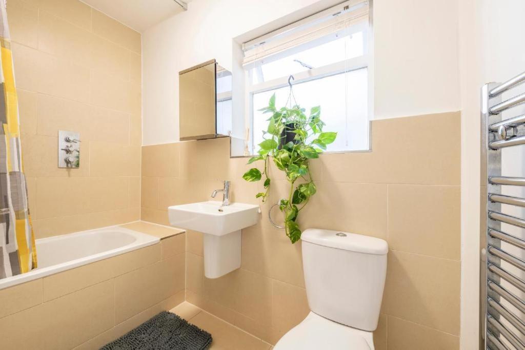 Luxury 4 Bedroom Flat With Stunning Shard View From Terrace In London! Next To Station, Sleeps 9 * Londen